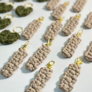 Llavero Artesanal Tejido a Mano – Diseño Elegante y Resistente